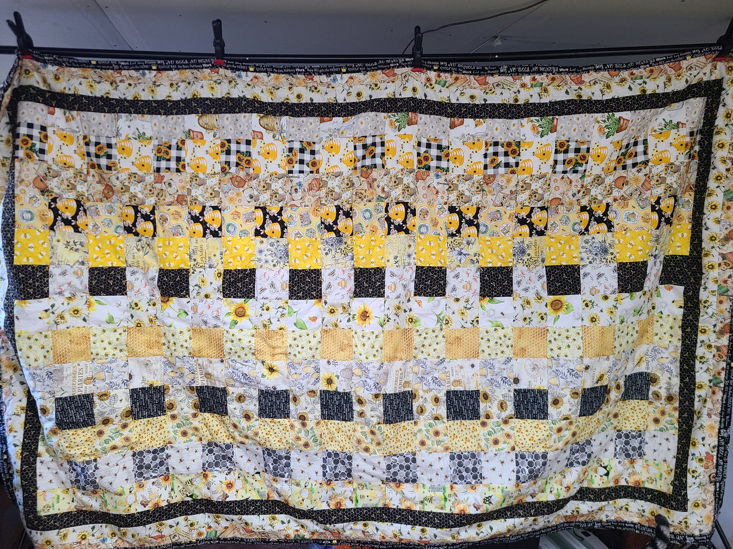 Spring Honeybee quilt 63.5"x 99.25" Twin bed